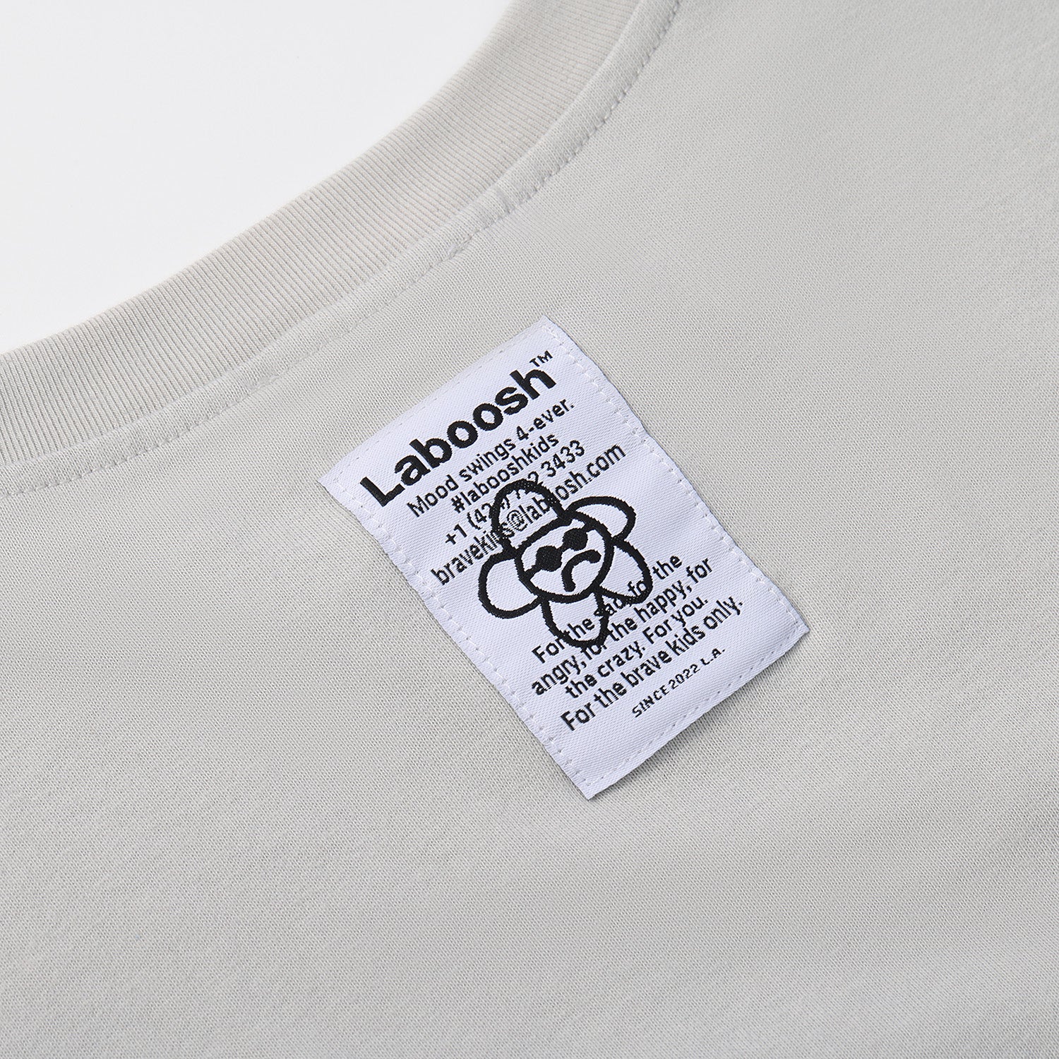 تي شيرت "THE" فائق النعومة مصنوع من القطن بنسبة 100%