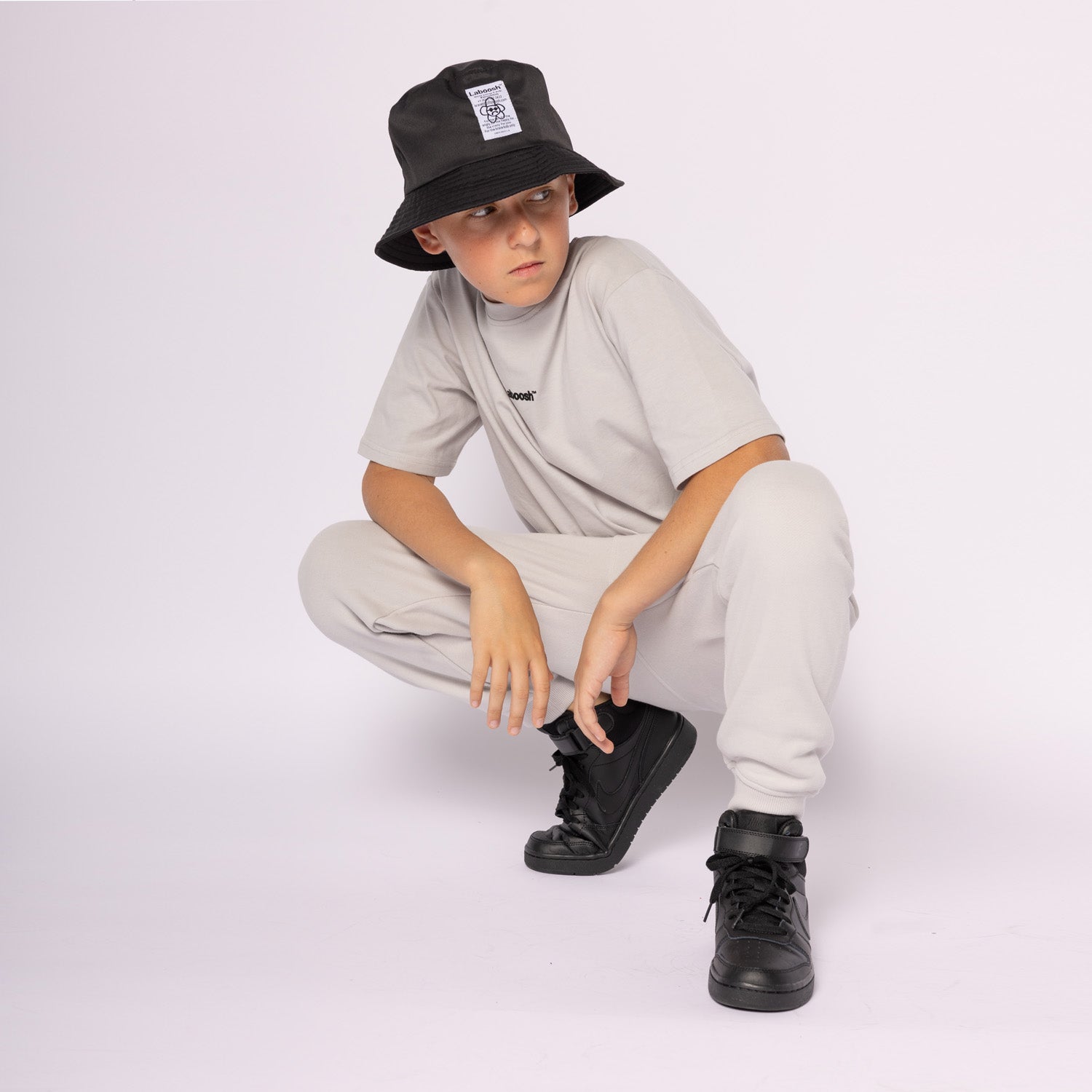 تي شيرت "THE" فائق النعومة مصنوع من القطن بنسبة 100%